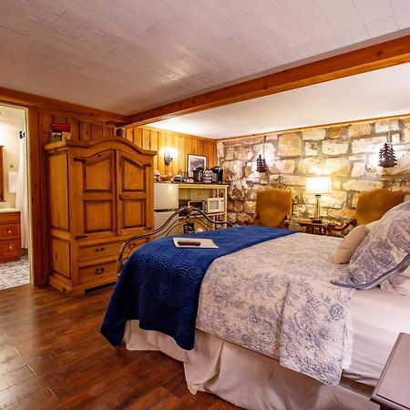 A Barn At The Quarry Bed & Breakfast Фредериксбург Екстериор снимка