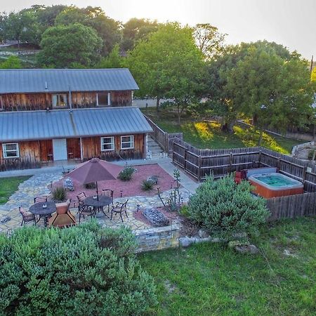 A Barn At The Quarry Bed & Breakfast Фредериксбург Екстериор снимка