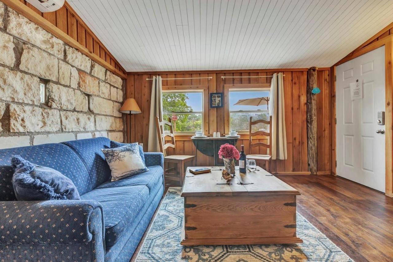A Barn At The Quarry Bed & Breakfast Фредериксбург Екстериор снимка