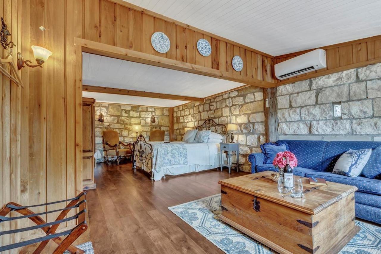 A Barn At The Quarry Bed & Breakfast Фредериксбург Екстериор снимка