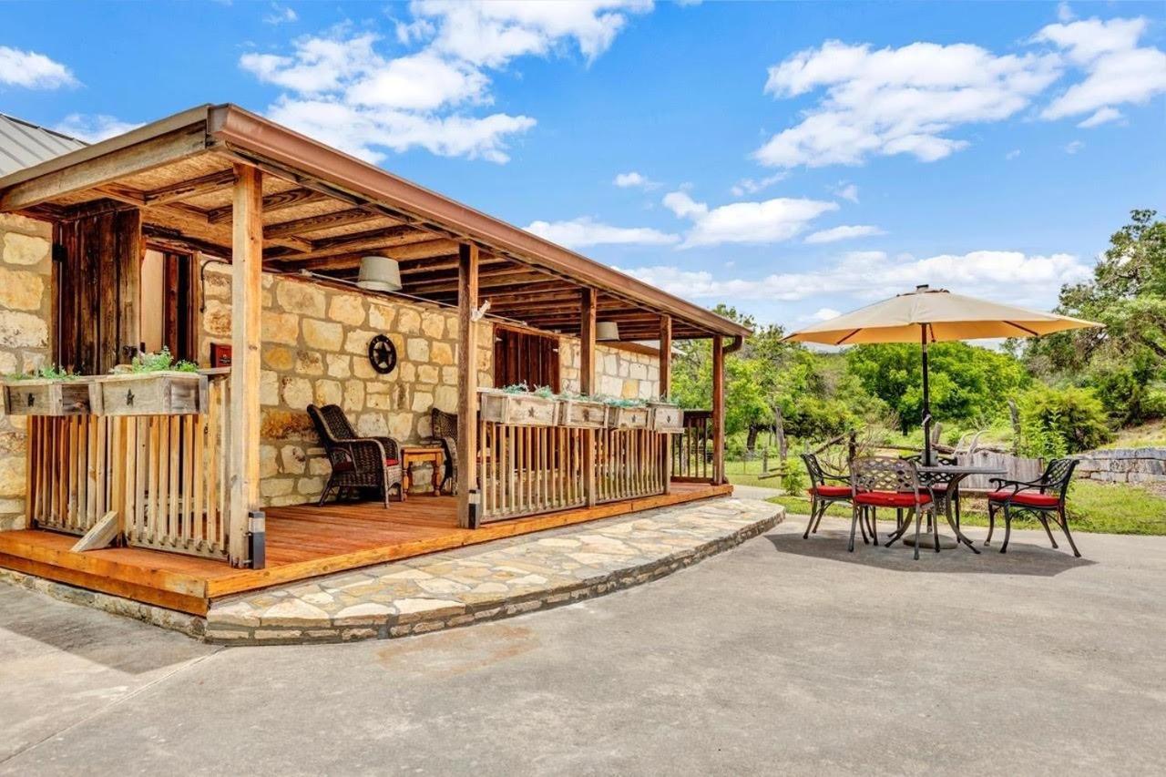 A Barn At The Quarry Bed & Breakfast Фредериксбург Екстериор снимка
