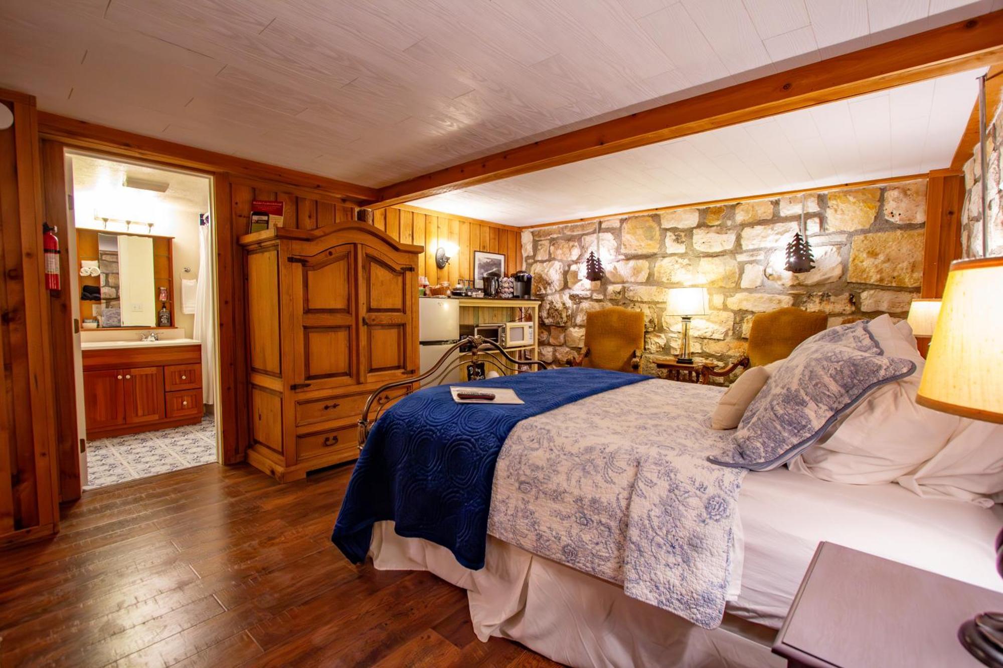 A Barn At The Quarry Bed & Breakfast Фредериксбург Екстериор снимка
