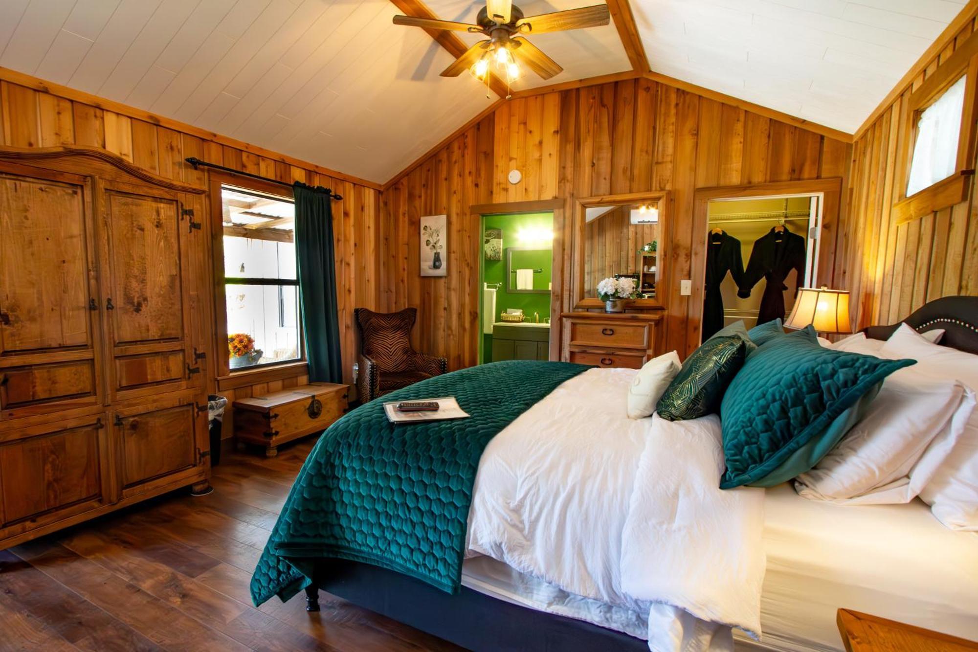 A Barn At The Quarry Bed & Breakfast Фредериксбург Екстериор снимка