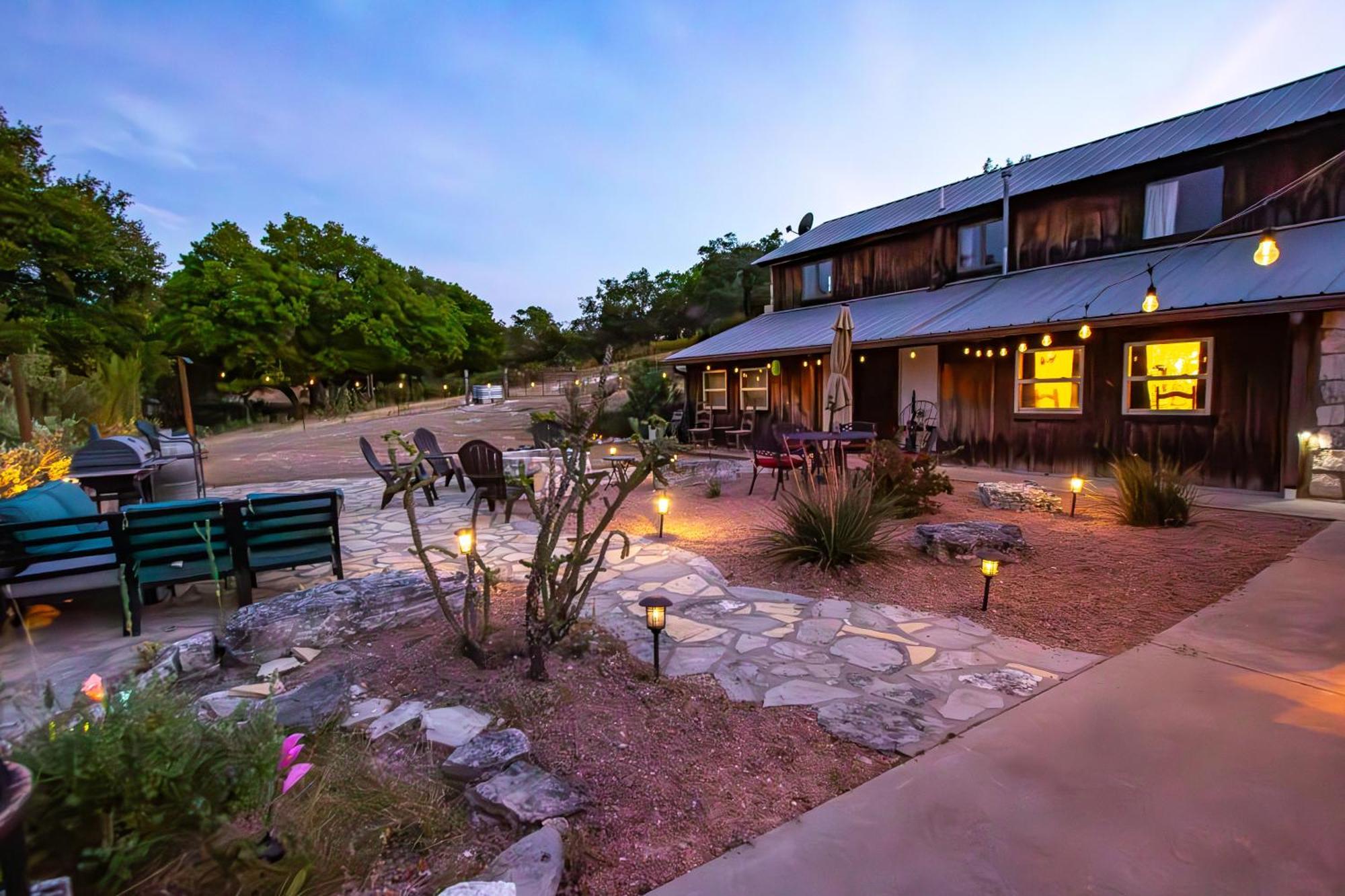 A Barn At The Quarry Bed & Breakfast Фредериксбург Екстериор снимка