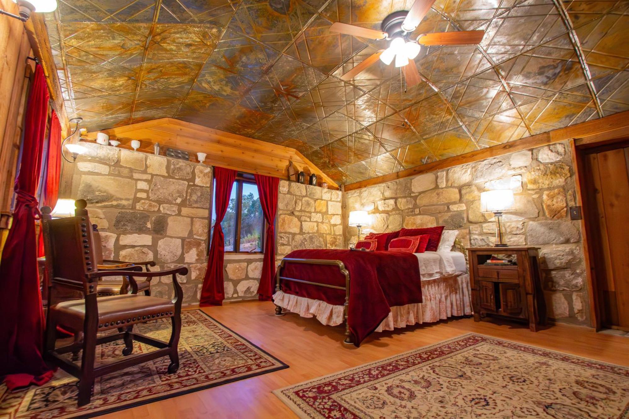 A Barn At The Quarry Bed & Breakfast Фредериксбург Екстериор снимка