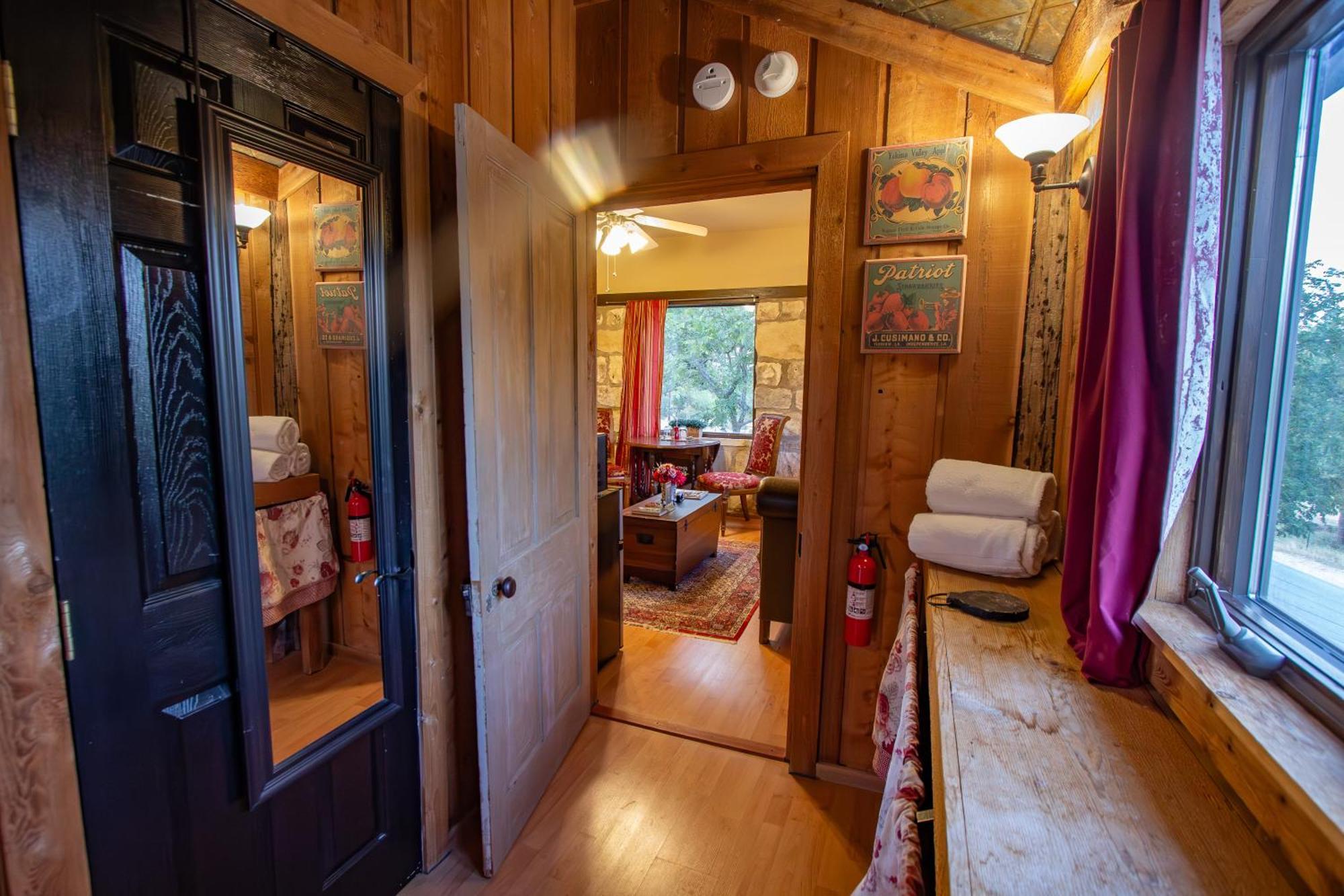 A Barn At The Quarry Bed & Breakfast Фредериксбург Екстериор снимка