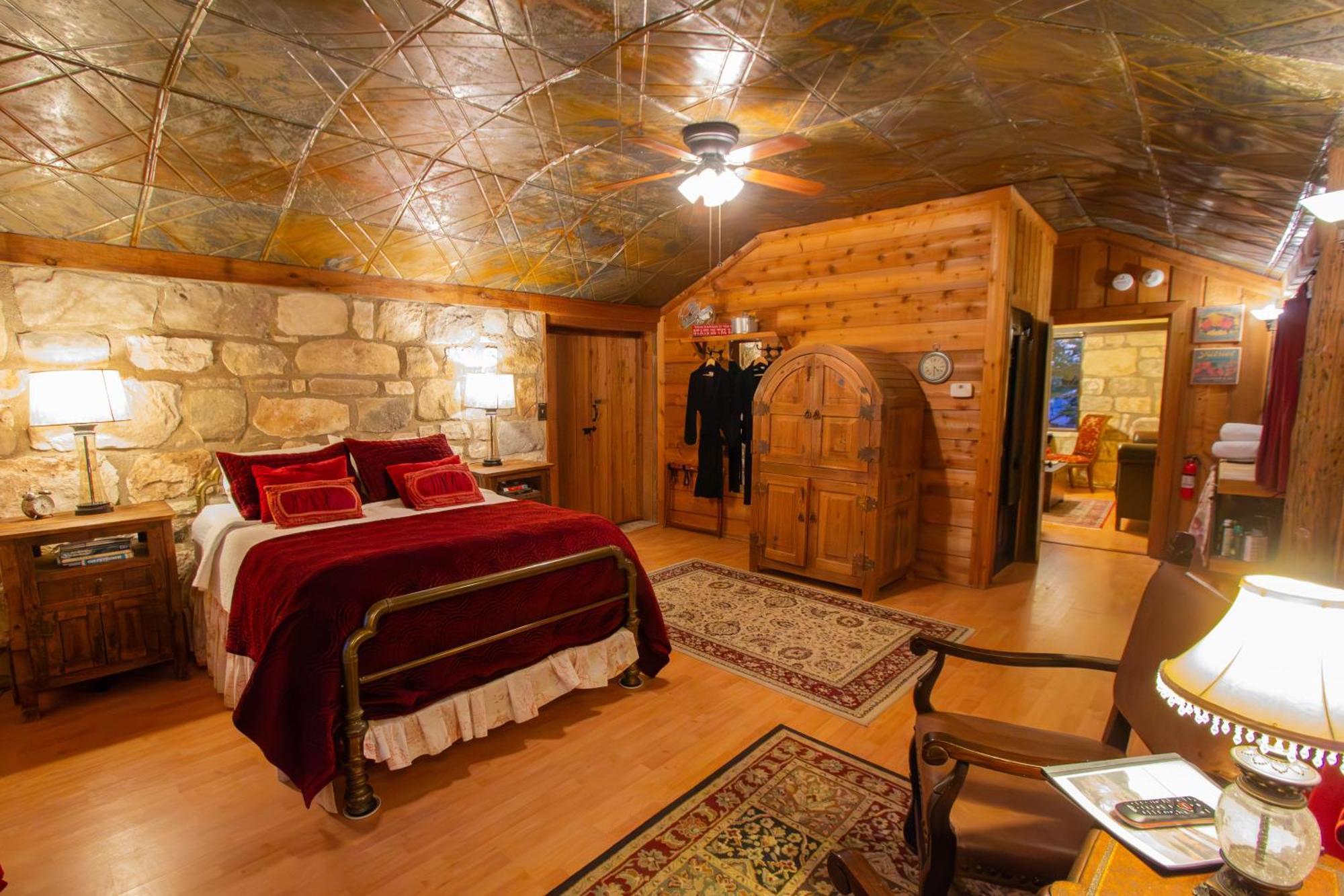 A Barn At The Quarry Bed & Breakfast Фредериксбург Екстериор снимка