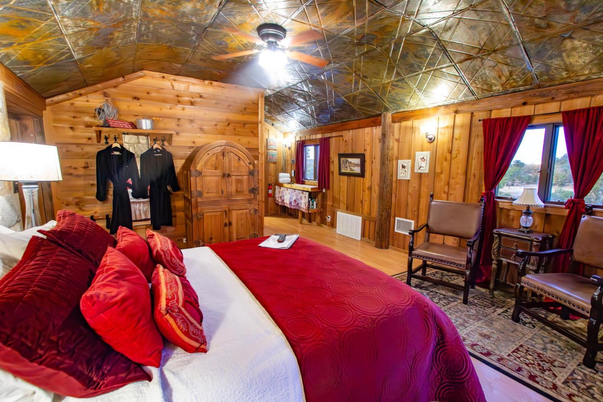 A Barn At The Quarry Bed & Breakfast Фредериксбург Екстериор снимка