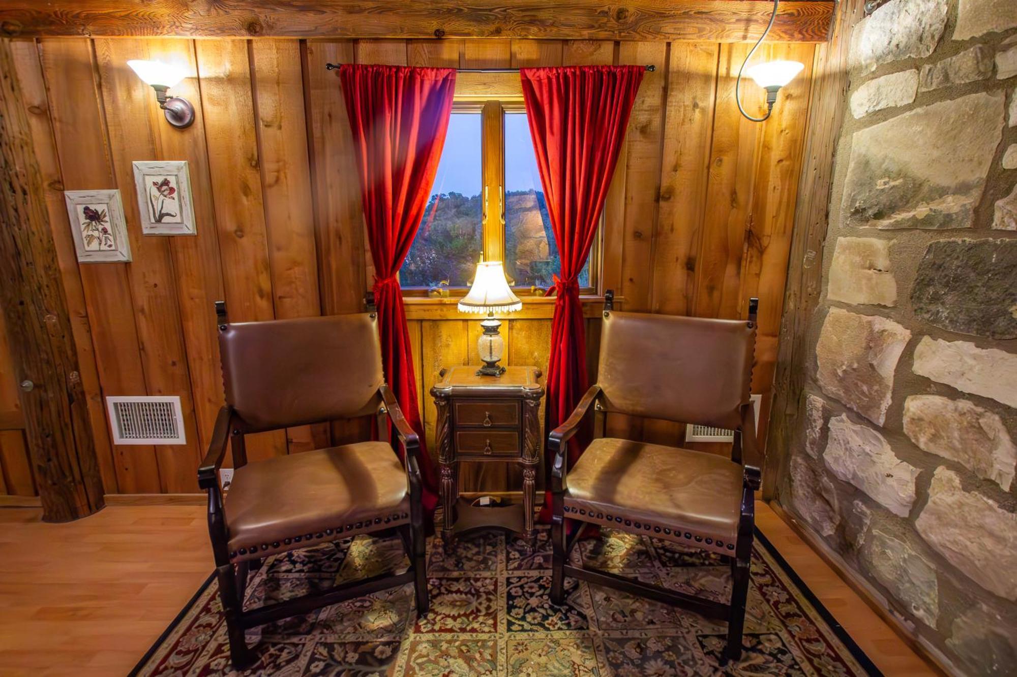 A Barn At The Quarry Bed & Breakfast Фредериксбург Екстериор снимка