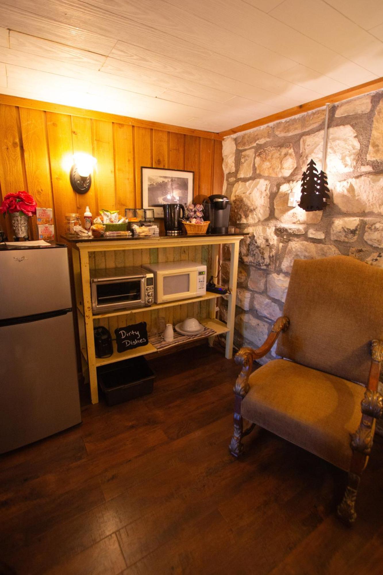 A Barn At The Quarry Bed & Breakfast Фредериксбург Екстериор снимка