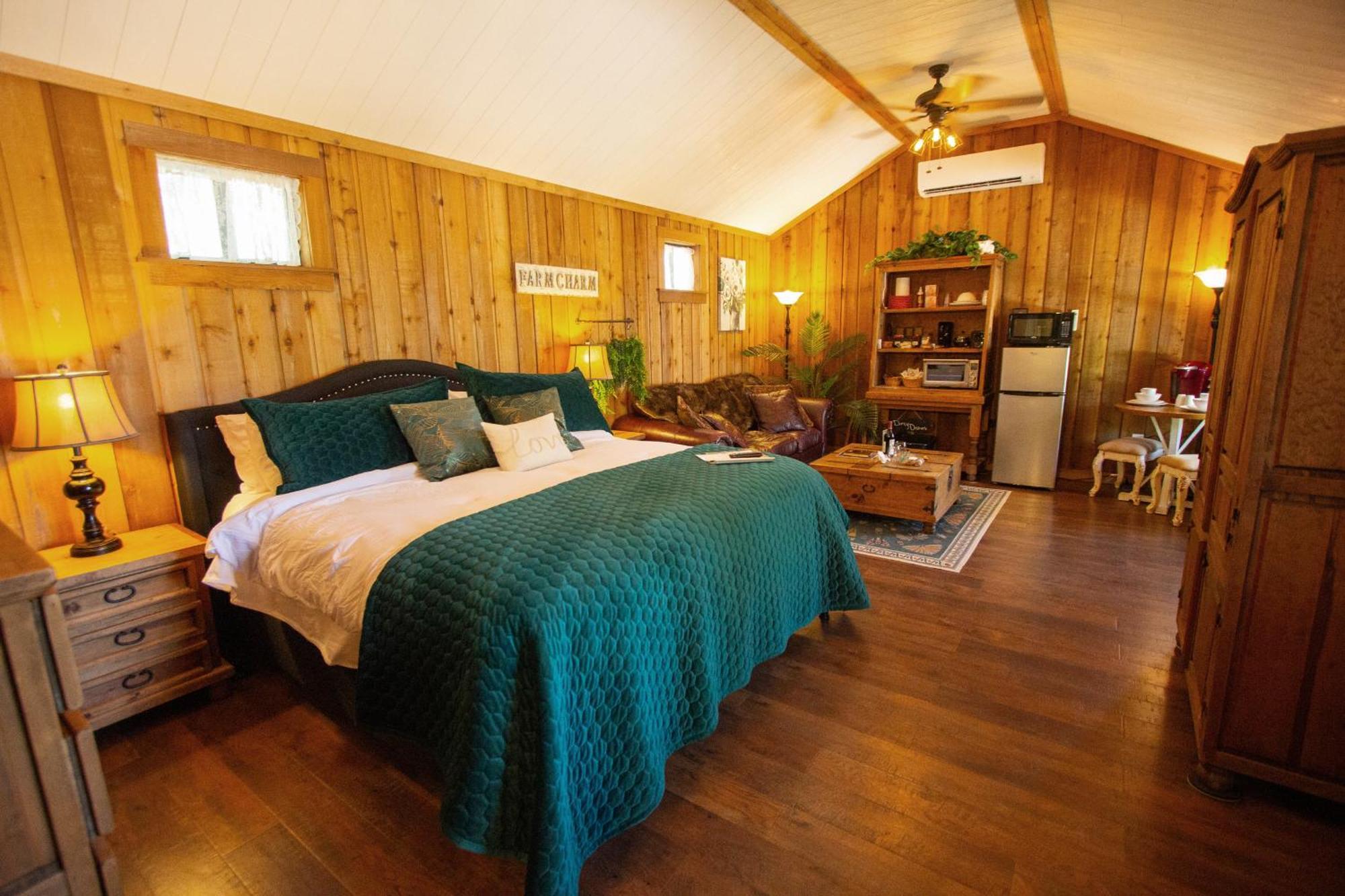 A Barn At The Quarry Bed & Breakfast Фредериксбург Екстериор снимка