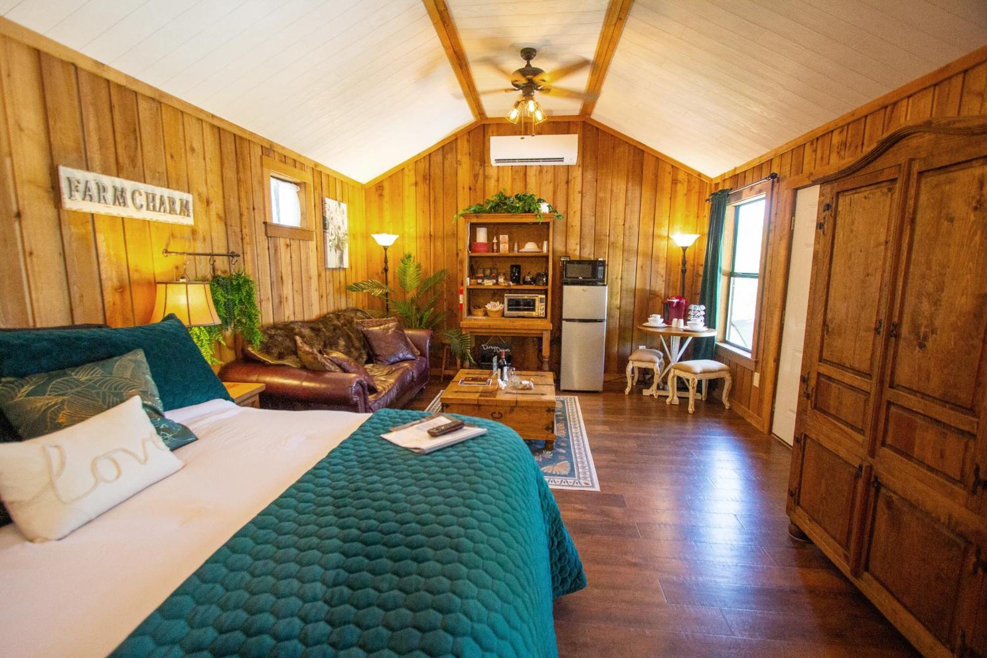 A Barn At The Quarry Bed & Breakfast Фредериксбург Екстериор снимка