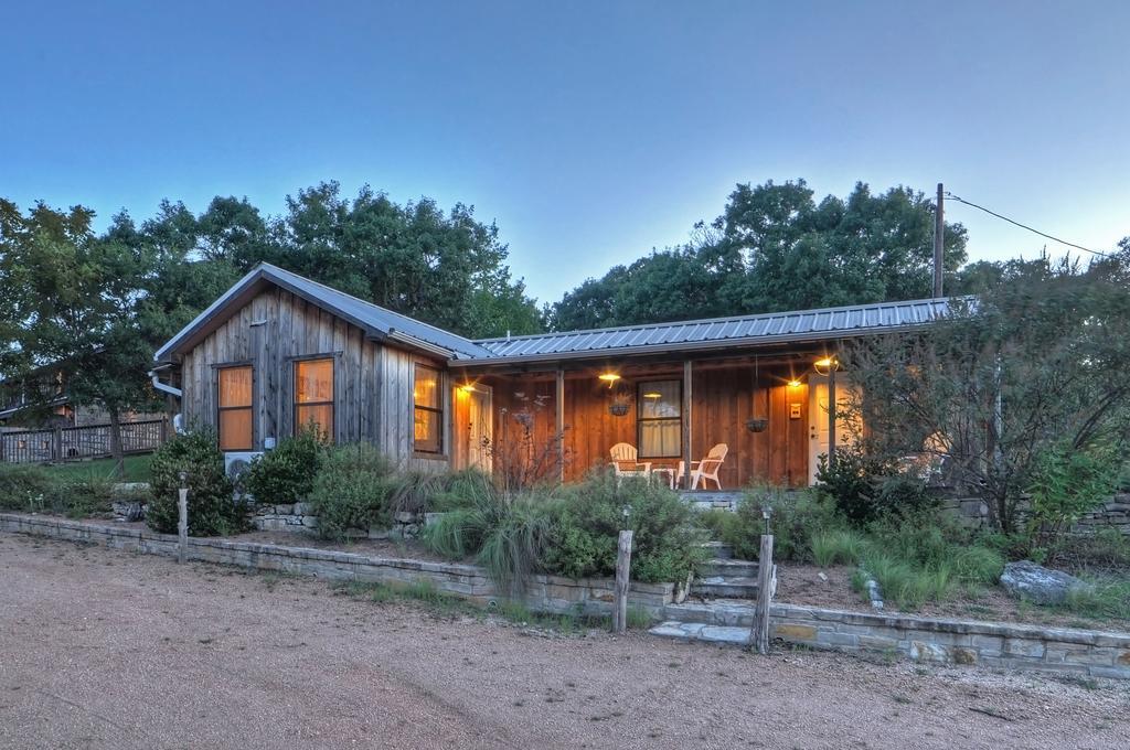 A Barn At The Quarry Bed & Breakfast Фредериксбург Екстериор снимка