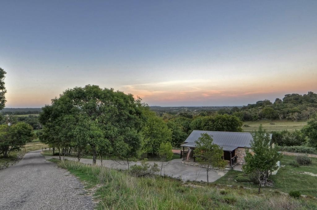 A Barn At The Quarry Bed & Breakfast Фредериксбург Екстериор снимка