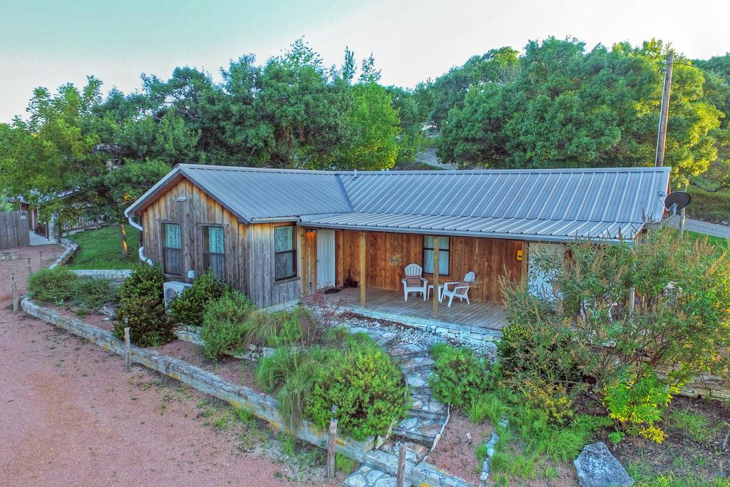 A Barn At The Quarry Bed & Breakfast Фредериксбург Екстериор снимка