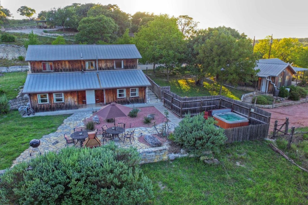 A Barn At The Quarry Bed & Breakfast Фредериксбург Екстериор снимка